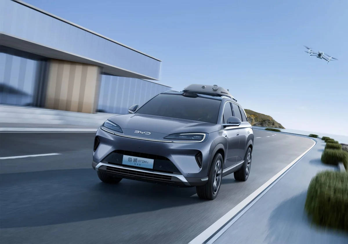 DJI y BYD revolucionan la conducción con una estación de vuelo para drones en el techo del coche