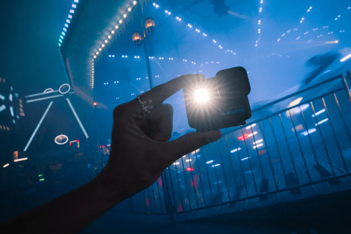Luz integrada LIT HERO. Imagen: GoPro