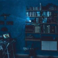 Cómo crear un mini cine en casa con un proyector portátil