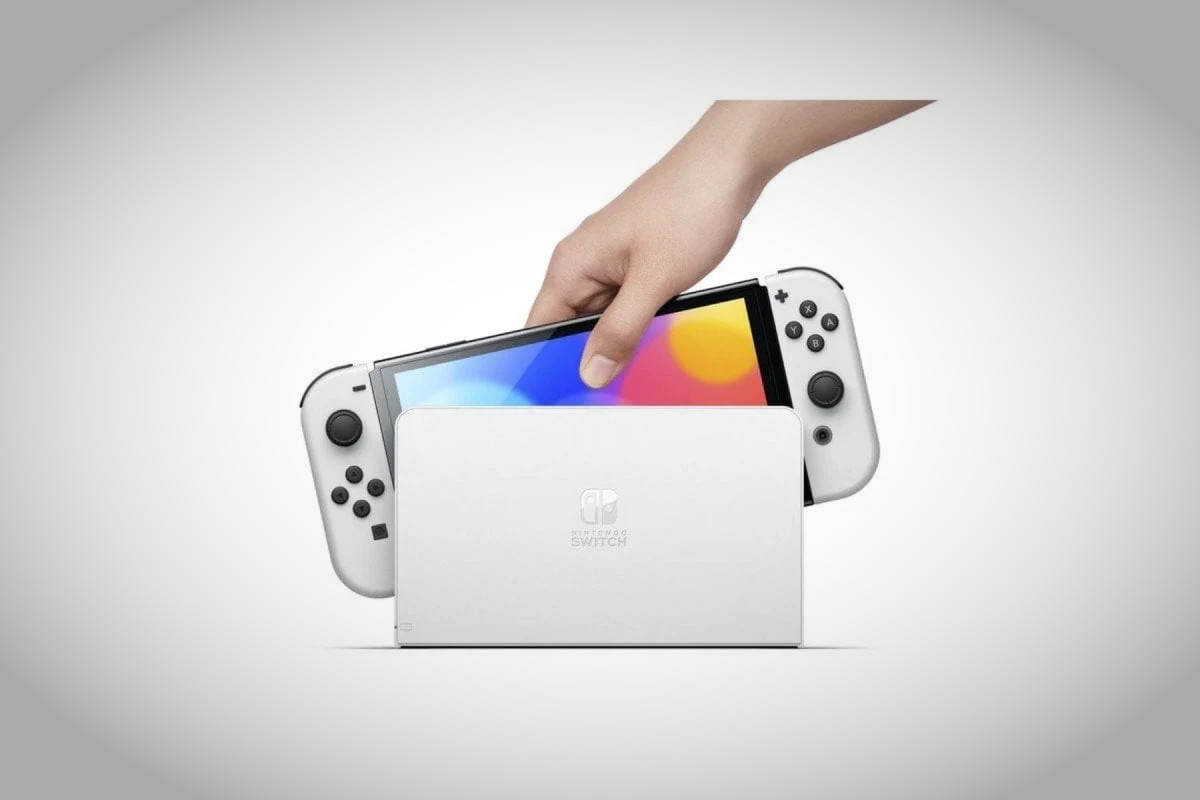 Nintendo Switch OLED Blanca y Mario Kart 8 Deluxe. Imagen: Nintendo