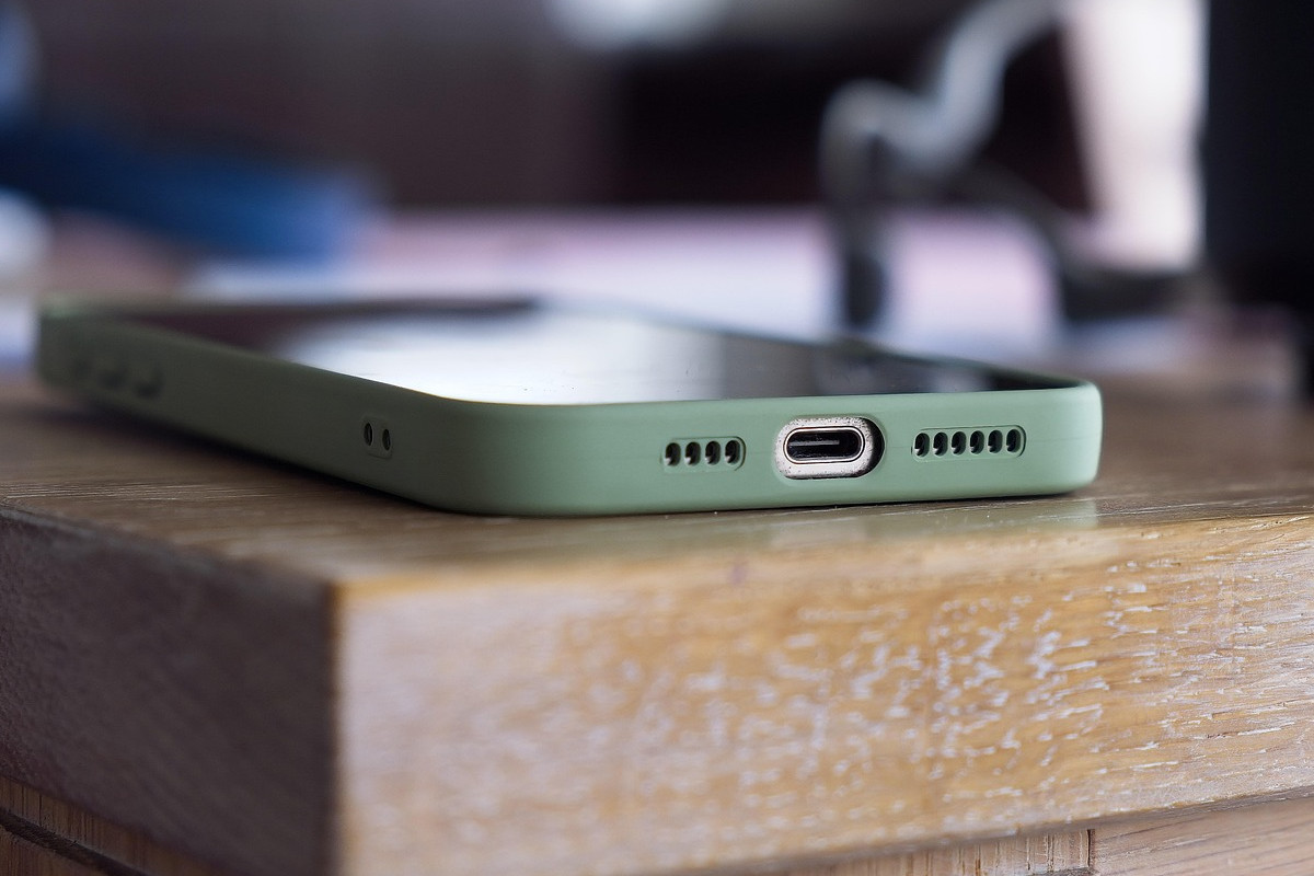 Qué hacer si tu móvil se moja (y qué no hacer nunca)